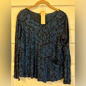 Chalet and Cici blue with black burnout pattern crinkle blouse. Size XS.